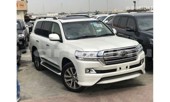 Acheter Import Voiture Toyota Land Cruiser Blanc à Import - Dubai, Région de la Bouenza Acheter Import Voiture Toyota Land Cruiser Blanc à Import - Dubai, Région de la Bouenza