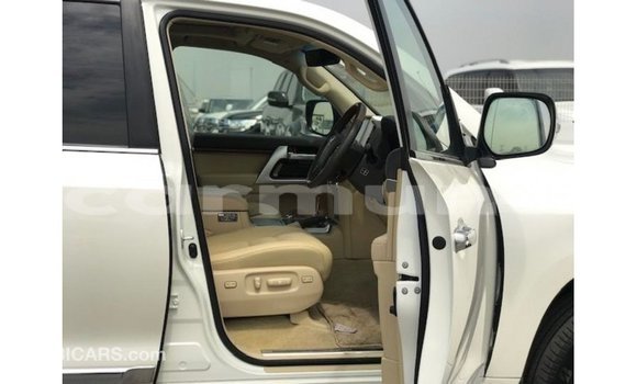 Acheter Import Voiture Toyota Land Cruiser Blanc à Import - Dubai, Région de la Bouenza Acheter Import Voiture Toyota Land Cruiser Blanc à Import - Dubai, Région de la Bouenza