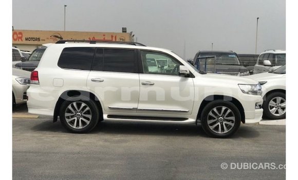Acheter Import Voiture Toyota Land Cruiser Blanc à Import - Dubai, Région de la Bouenza Acheter Import Voiture Toyota Land Cruiser Blanc à Import - Dubai, Région de la Bouenza