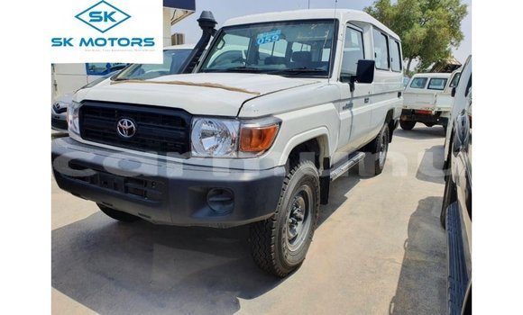 Buy Import Toyota Land Cruiser White Car in Import - Dubai in Region of Bouenza Buy Import Toyota Land Cruiser White Car in Import - Dubai in Region of Bouenza