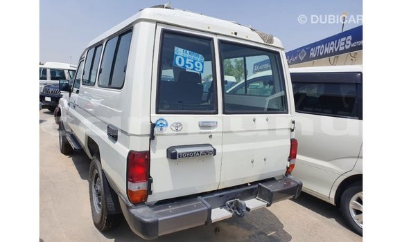 Buy Import Toyota Land Cruiser White Car in Import - Dubai in Region of Bouenza Buy Import Toyota Land Cruiser White Car in Import - Dubai in Region of Bouenza