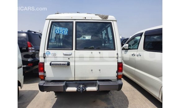 Buy Import Toyota Land Cruiser White Car in Import - Dubai in Region of Bouenza Buy Import Toyota Land Cruiser White Car in Import - Dubai in Region of Bouenza