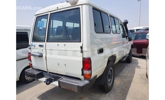Buy Import Toyota Land Cruiser White Car in Import - Dubai in Region of Bouenza Buy Import Toyota Land Cruiser White Car in Import - Dubai in Region of Bouenza