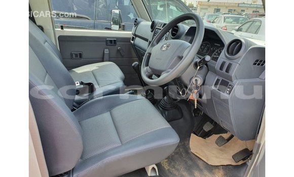 Buy Import Toyota Land Cruiser White Car in Import - Dubai in Region of Bouenza Buy Import Toyota Land Cruiser White Car in Import - Dubai in Region of Bouenza