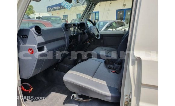 Buy Import Toyota Land Cruiser White Car in Import - Dubai in Region of Bouenza Buy Import Toyota Land Cruiser White Car in Import - Dubai in Region of Bouenza