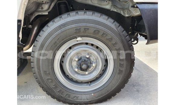 Buy Import Toyota Land Cruiser White Car in Import - Dubai in Region of Bouenza Buy Import Toyota Land Cruiser White Car in Import - Dubai in Region of Bouenza
