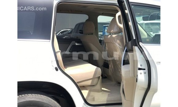 Buy Import Toyota Land Cruiser White Car in Import - Dubai in Region of Bouenza Buy Import Toyota Land Cruiser White Car in Import - Dubai in Region of Bouenza