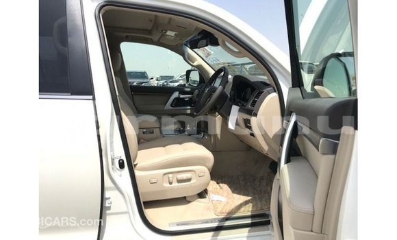 Acheter Import Voiture Toyota Land Cruiser Blanc à Import - Dubai, Région de la Bouenza Acheter Import Voiture Toyota Land Cruiser Blanc à Import - Dubai, Région de la Bouenza
