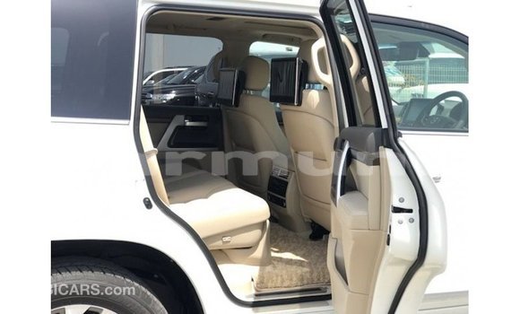 Acheter Import Voiture Toyota Land Cruiser Blanc à Import - Dubai, Région de la Bouenza Acheter Import Voiture Toyota Land Cruiser Blanc à Import - Dubai, Région de la Bouenza