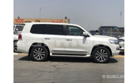 Acheter Import Voiture Toyota Land Cruiser Blanc à Import - Dubai, Région de la Bouenza Acheter Import Voiture Toyota Land Cruiser Blanc à Import - Dubai, Région de la Bouenza