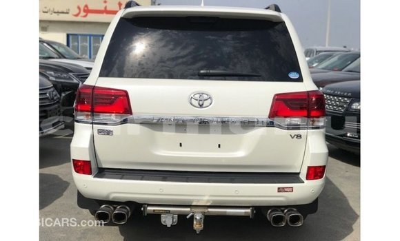 Acheter Import Voiture Toyota Land Cruiser Blanc à Import - Dubai, Région de la Bouenza Acheter Import Voiture Toyota Land Cruiser Blanc à Import - Dubai, Région de la Bouenza