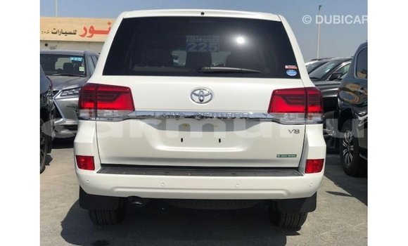Buy Import Toyota Land Cruiser White Car in Import - Dubai in Region of Bouenza Buy Import Toyota Land Cruiser White Car in Import - Dubai in Region of Bouenza