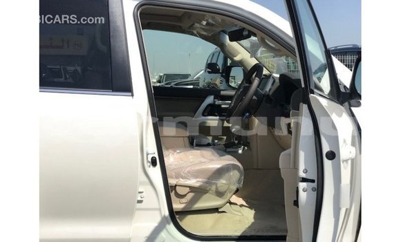 Buy Import Toyota Land Cruiser White Car in Import - Dubai in Region of Bouenza Buy Import Toyota Land Cruiser White Car in Import - Dubai in Region of Bouenza