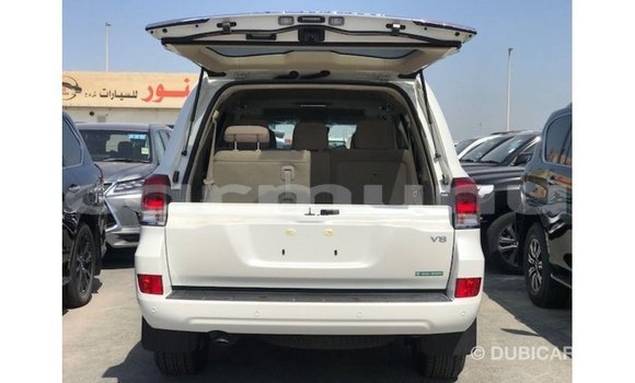 Buy Import Toyota Land Cruiser White Car in Import - Dubai in Region of Bouenza Buy Import Toyota Land Cruiser White Car in Import - Dubai in Region of Bouenza