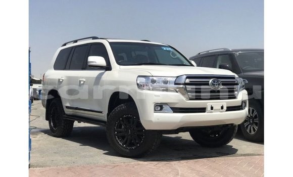 Acheter Import Voiture Toyota Land Cruiser Blanc à Import - Dubai, Région de la Bouenza Acheter Import Voiture Toyota Land Cruiser Blanc à Import - Dubai, Région de la Bouenza