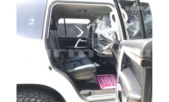 Acheter Import Voiture Toyota Land Cruiser Blanc à Import - Dubai, Région de la Bouenza Acheter Import Voiture Toyota Land Cruiser Blanc à Import - Dubai, Région de la Bouenza