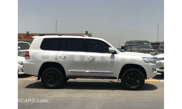 Acheter Import Voiture Toyota Land Cruiser Blanc à Import - Dubai, Région de la Bouenza Acheter Import Voiture Toyota Land Cruiser Blanc à Import - Dubai, Région de la Bouenza