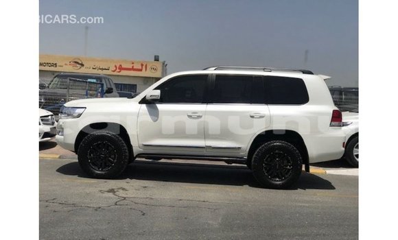 Acheter Import Voiture Toyota Land Cruiser Blanc à Import - Dubai, Région de la Bouenza Acheter Import Voiture Toyota Land Cruiser Blanc à Import - Dubai, Région de la Bouenza