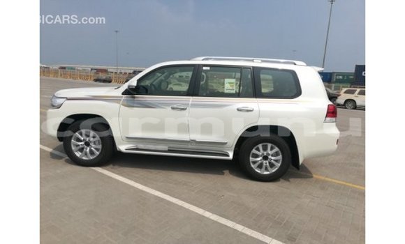 Acheter Import Voiture Toyota Land Cruiser Blanc à Import - Dubai, Région de la Bouenza Acheter Import Voiture Toyota Land Cruiser Blanc à Import - Dubai, Région de la Bouenza