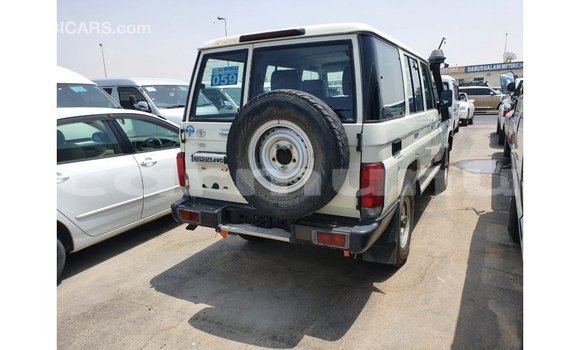 Acheter Import Voiture Toyota Land Cruiser Blanc à Import - Dubai, Région de la Bouenza Acheter Import Voiture Toyota Land Cruiser Blanc à Import - Dubai, Région de la Bouenza