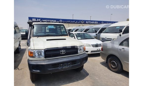 Acheter Import Voiture Toyota Land Cruiser Blanc à Import - Dubai, Région de la Bouenza Acheter Import Voiture Toyota Land Cruiser Blanc à Import - Dubai, Région de la Bouenza