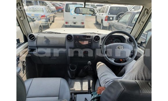 Acheter Import Voiture Toyota Land Cruiser Blanc à Import - Dubai, Région de la Bouenza Acheter Import Voiture Toyota Land Cruiser Blanc à Import - Dubai, Région de la Bouenza