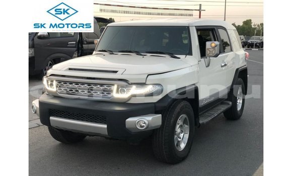 Acheter Import Voiture Toyota FJ Cruiser Blanc à Import - Dubai, Région de la Bouenza Acheter Import Voiture Toyota FJ Cruiser Blanc à Import - Dubai, Région de la Bouenza