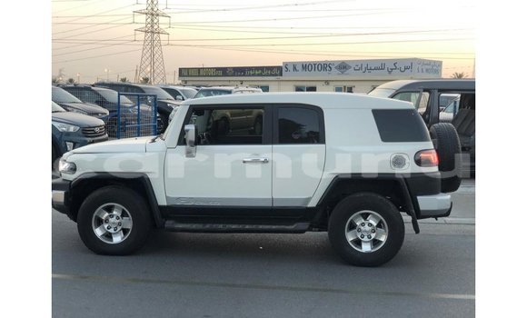 Acheter Import Voiture Toyota FJ Cruiser Blanc à Import - Dubai, Région de la Bouenza Acheter Import Voiture Toyota FJ Cruiser Blanc à Import - Dubai, Région de la Bouenza