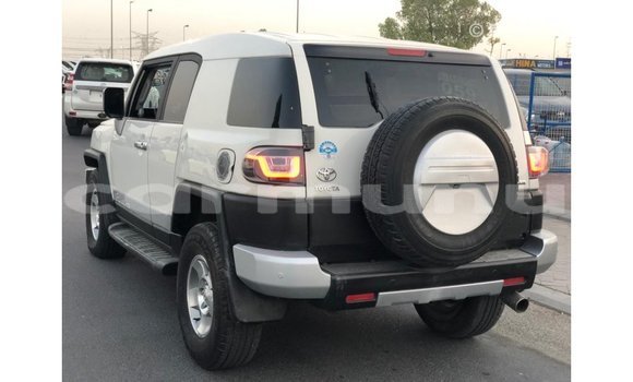 Acheter Import Voiture Toyota FJ Cruiser Blanc à Import - Dubai, Région de la Bouenza Acheter Import Voiture Toyota FJ Cruiser Blanc à Import - Dubai, Région de la Bouenza