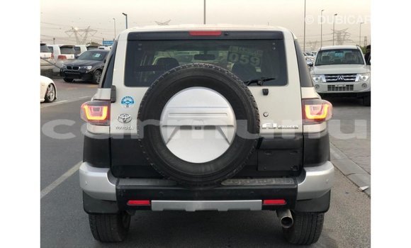 Acheter Import Voiture Toyota FJ Cruiser Blanc à Import - Dubai, Région de la Bouenza Acheter Import Voiture Toyota FJ Cruiser Blanc à Import - Dubai, Région de la Bouenza
