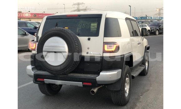 Acheter Import Voiture Toyota FJ Cruiser Blanc à Import - Dubai, Région de la Bouenza Acheter Import Voiture Toyota FJ Cruiser Blanc à Import - Dubai, Région de la Bouenza