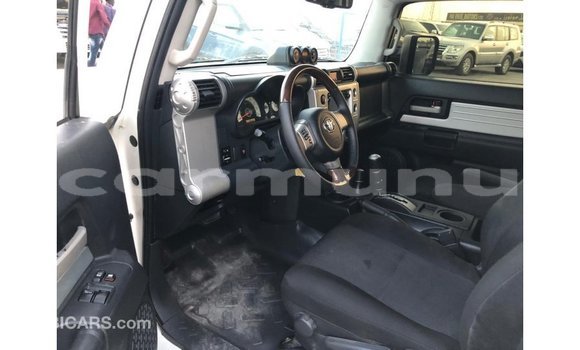 Acheter Import Voiture Toyota FJ Cruiser Blanc à Import - Dubai, Région de la Bouenza Acheter Import Voiture Toyota FJ Cruiser Blanc à Import - Dubai, Région de la Bouenza