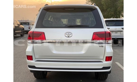 Buy Import Toyota DA White Truck in Import - Dubai in Region of Bouenza Buy Import Toyota DA White Truck in Import - Dubai in Region of Bouenza