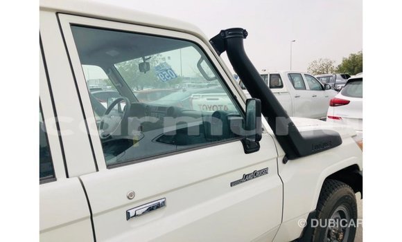 Acheter Import Voiture Toyota Land Cruiser Blanc à Import - Dubai, Région de la Bouenza Acheter Import Voiture Toyota Land Cruiser Blanc à Import - Dubai, Région de la Bouenza