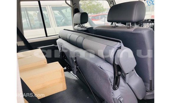 Acheter Import Voiture Toyota Land Cruiser Blanc à Import - Dubai, Région de la Bouenza Acheter Import Voiture Toyota Land Cruiser Blanc à Import - Dubai, Région de la Bouenza