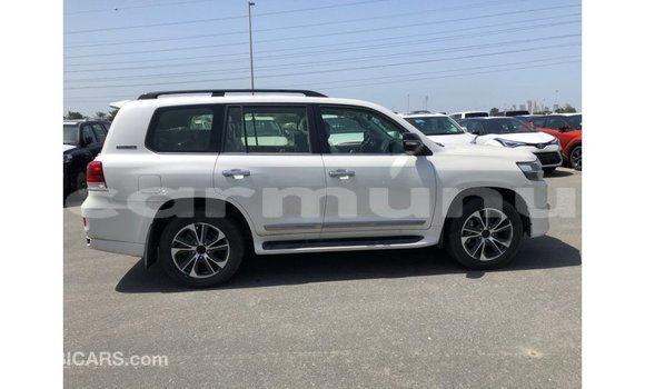 Acheter Import Voiture Toyota Land Cruiser Blanc à Import - Dubai, Région de la Bouenza Acheter Import Voiture Toyota Land Cruiser Blanc à Import - Dubai, Région de la Bouenza