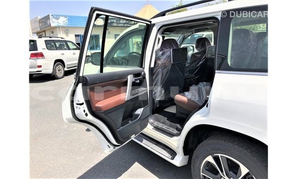 Acheter Import Voiture Toyota Land Cruiser Blanc à Import - Dubai, Région de la Bouenza Acheter Import Voiture Toyota Land Cruiser Blanc à Import - Dubai, Région de la Bouenza
