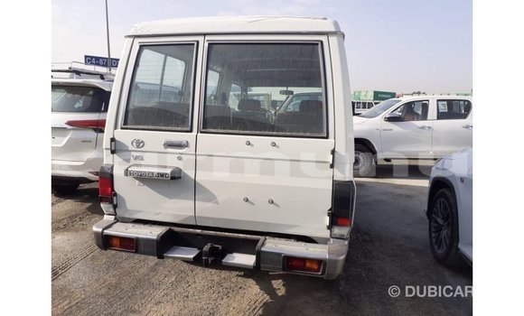 Acheter Import Voiture Toyota Land Cruiser Blanc à Import - Dubai, Région de la Bouenza Acheter Import Voiture Toyota Land Cruiser Blanc à Import - Dubai, Région de la Bouenza
