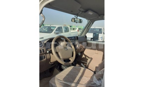 Acheter Import Voiture Toyota Land Cruiser Blanc à Import - Dubai, Région de la Bouenza Acheter Import Voiture Toyota Land Cruiser Blanc à Import - Dubai, Région de la Bouenza