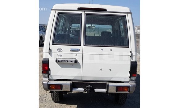 Acheter Import Voiture Toyota Land Cruiser Blanc à Import - Dubai, Région de la Bouenza Acheter Import Voiture Toyota Land Cruiser Blanc à Import - Dubai, Région de la Bouenza