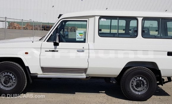 Acheter Import Voiture Toyota Land Cruiser Blanc à Import - Dubai, Région de la Bouenza Acheter Import Voiture Toyota Land Cruiser Blanc à Import - Dubai, Région de la Bouenza