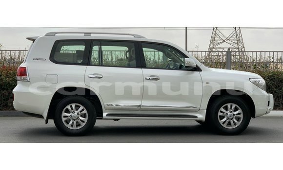 Acheter Import Voiture Toyota Land Cruiser Blanc à Import - Dubai, Région de la Bouenza Acheter Import Voiture Toyota Land Cruiser Blanc à Import - Dubai, Région de la Bouenza