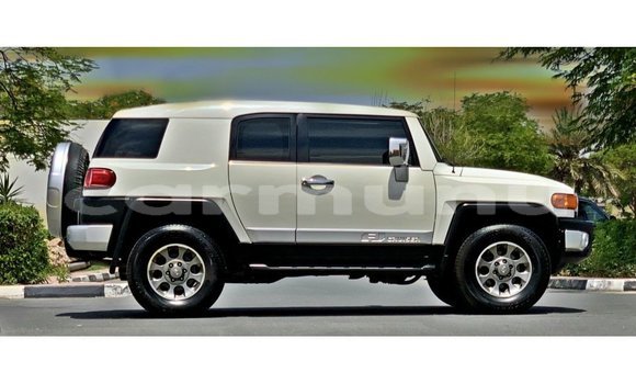 Acheter Import Voiture Toyota FJ Cruiser Blanc à Import - Dubai, Région de la Bouenza Acheter Import Voiture Toyota FJ Cruiser Blanc à Import - Dubai, Région de la Bouenza