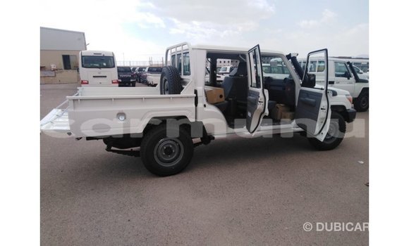 Acheter Import Voiture Toyota Land Cruiser Blanc à Import - Dubai, Région de la Bouenza Acheter Import Voiture Toyota Land Cruiser Blanc à Import - Dubai, Région de la Bouenza