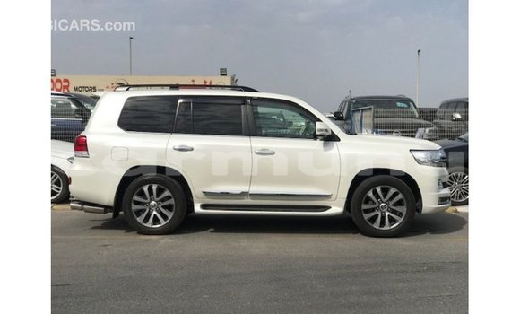 Buy Import Toyota Land Cruiser White Car in Import - Dubai in Region of Bouenza Buy Import Toyota Land Cruiser White Car in Import - Dubai in Region of Bouenza