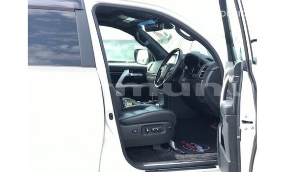 Buy Import Toyota Land Cruiser White Car in Import - Dubai in Region of Bouenza Buy Import Toyota Land Cruiser White Car in Import - Dubai in Region of Bouenza