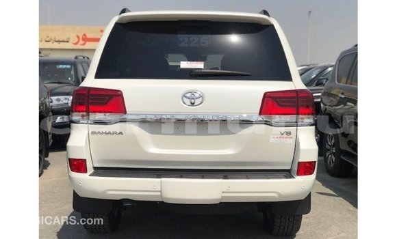 Buy Import Toyota Land Cruiser White Car in Import - Dubai in Region of Bouenza Buy Import Toyota Land Cruiser White Car in Import - Dubai in Region of Bouenza