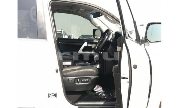 Buy Import Toyota Land Cruiser White Car in Import - Dubai in Region of Bouenza Buy Import Toyota Land Cruiser White Car in Import - Dubai in Region of Bouenza