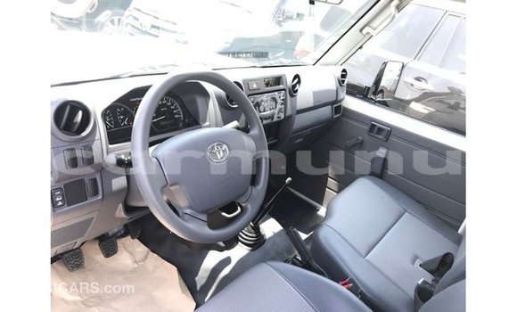 Buy Import Toyota Land Cruiser White Car in Import - Dubai in Region of Bouenza Buy Import Toyota Land Cruiser White Car in Import - Dubai in Region of Bouenza