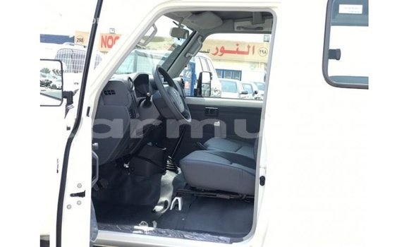 Buy Import Toyota Land Cruiser White Car in Import - Dubai in Region of Bouenza Buy Import Toyota Land Cruiser White Car in Import - Dubai in Region of Bouenza